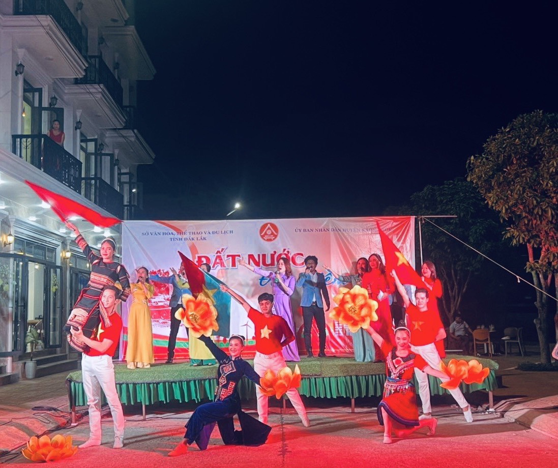 Biểu diễn Chương trình văn nghệ tổng hợp tuyên truyền kỷ niệm Ngày giải phóng miền Nam, thống nhất đất nước 30/4 và Ngày Quốc tế Lao động 1/5